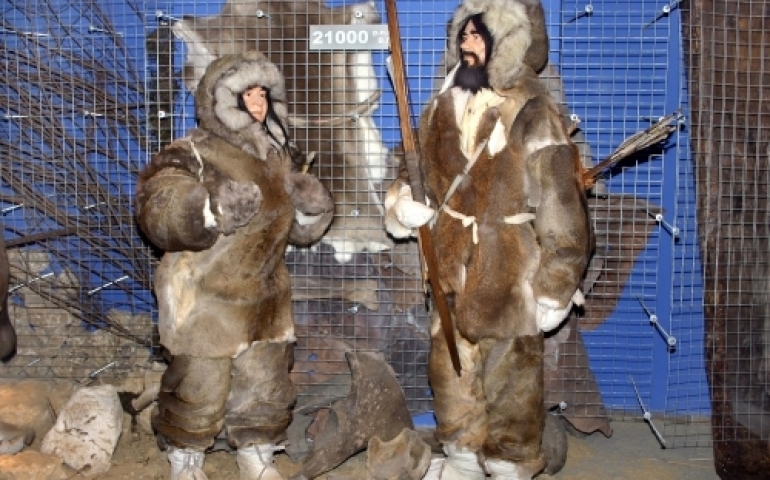 Mumie, jaskiniowcy i Światowid